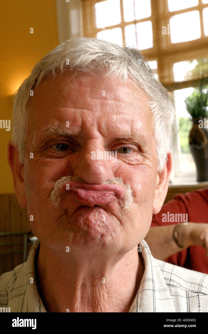 Nahaufnahme, Porträt eines alten Mannes gurning in einem Cafe, Leeds, Großbritannien Stockfoto