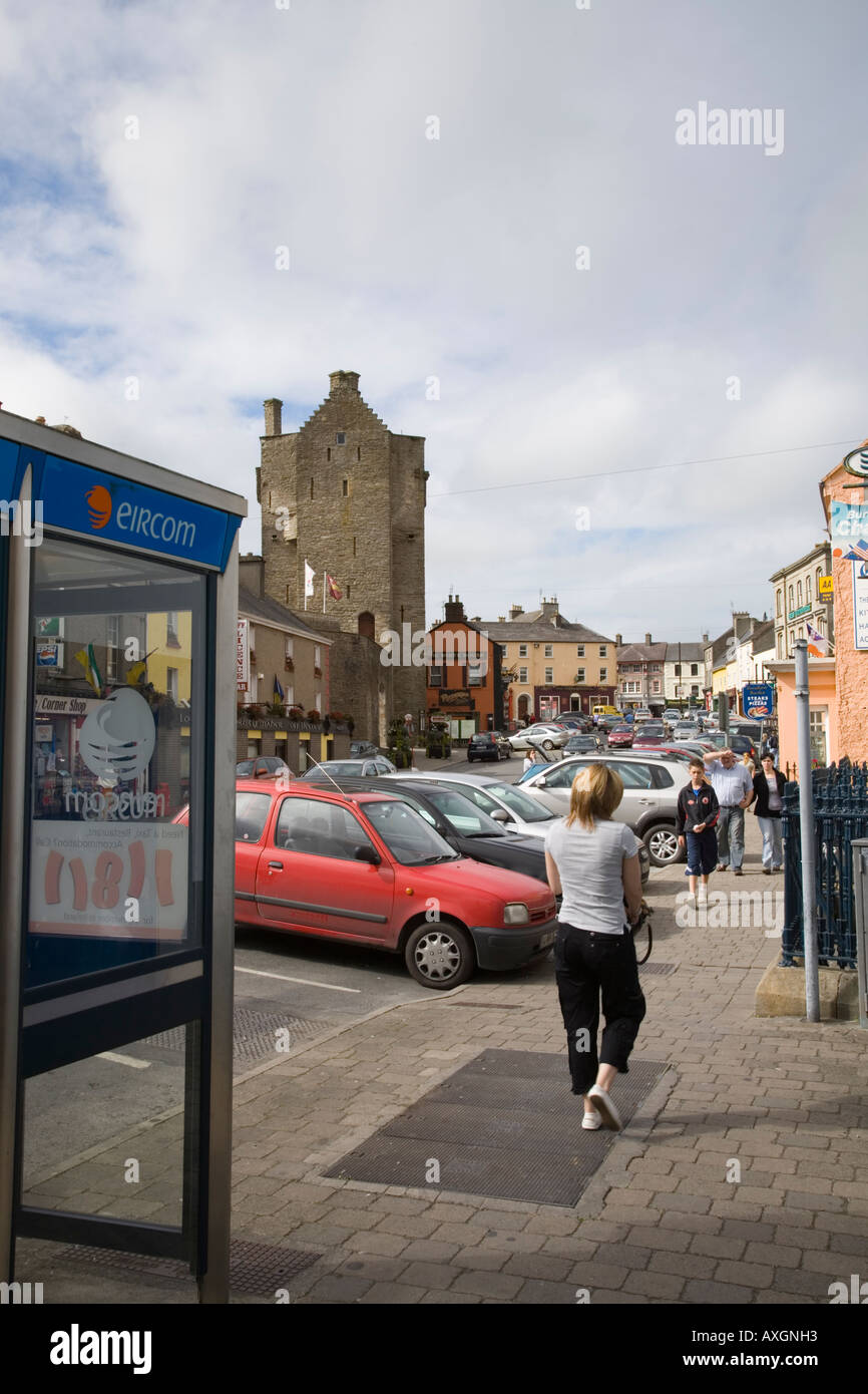 Stadtzentrum mit Eirecom Telefon Box Menschen ^ geparkten Autos 13. Jahrhundert Tor Turm Burg Roscrea Co Tipperary Irland Irland Stockfoto