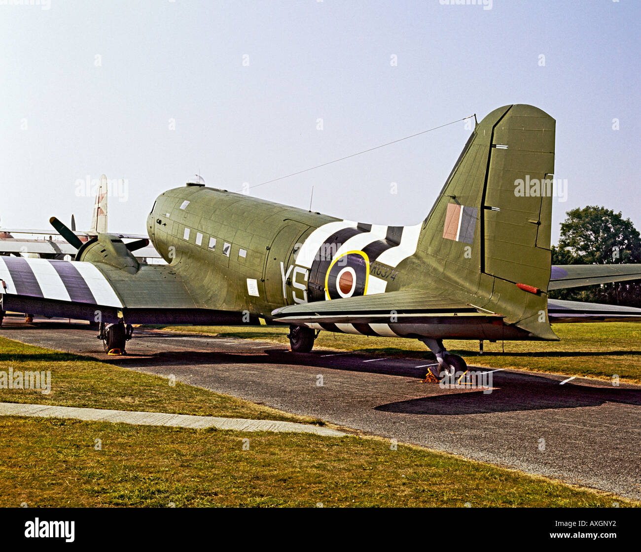 Douglas DC-3 Dakota militärischen transport Flugzeug KG374 bei Colerne im Jahre 1976, nachdem er die Royal Air Force Museum-Sammlung Stockfoto
