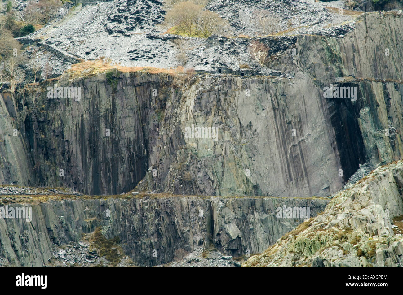 Llanberis Schiefer Steinbruch bleibt nahe dem Eingang zum Electric Mountain Stockfoto
