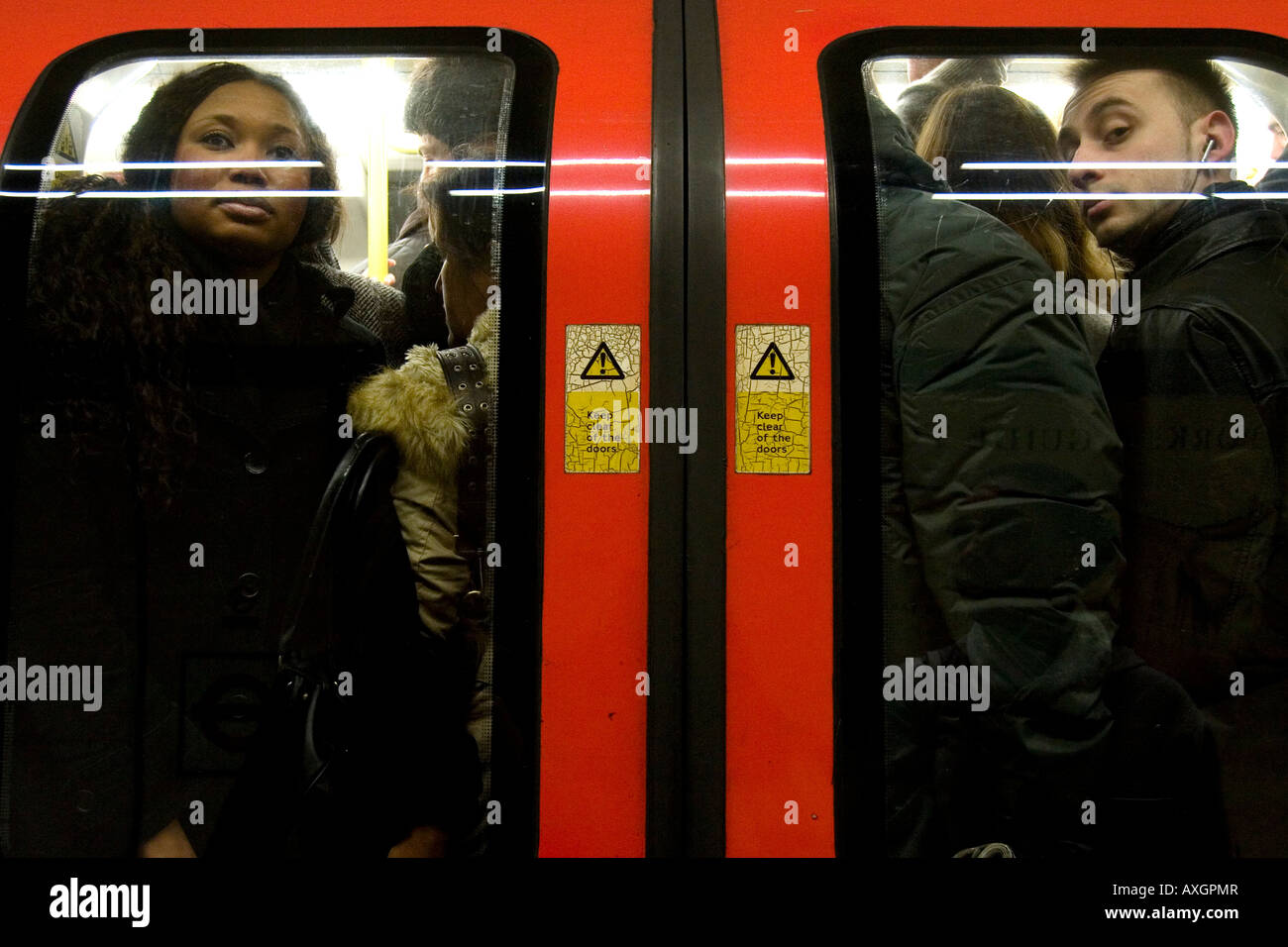 Menschen squash auf der Londoner U-Bahn während der morgendlichen Rushhour. Stockfoto