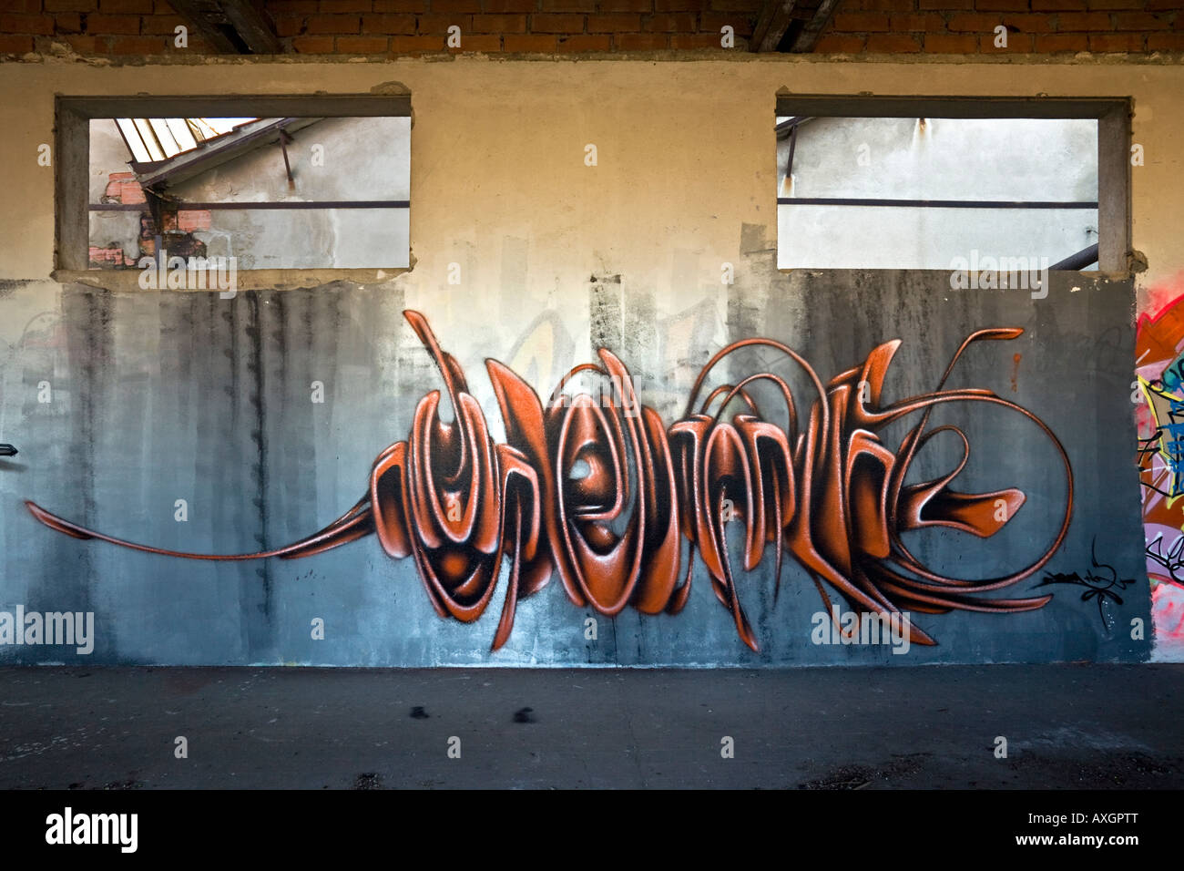 Graffiti in einer Brownfield-Website-Fabrik in Vichy (Frankreich). Graffiti Dans Une Usine Désaffectée de Cusset (Allier - Frankreich). Stockfoto