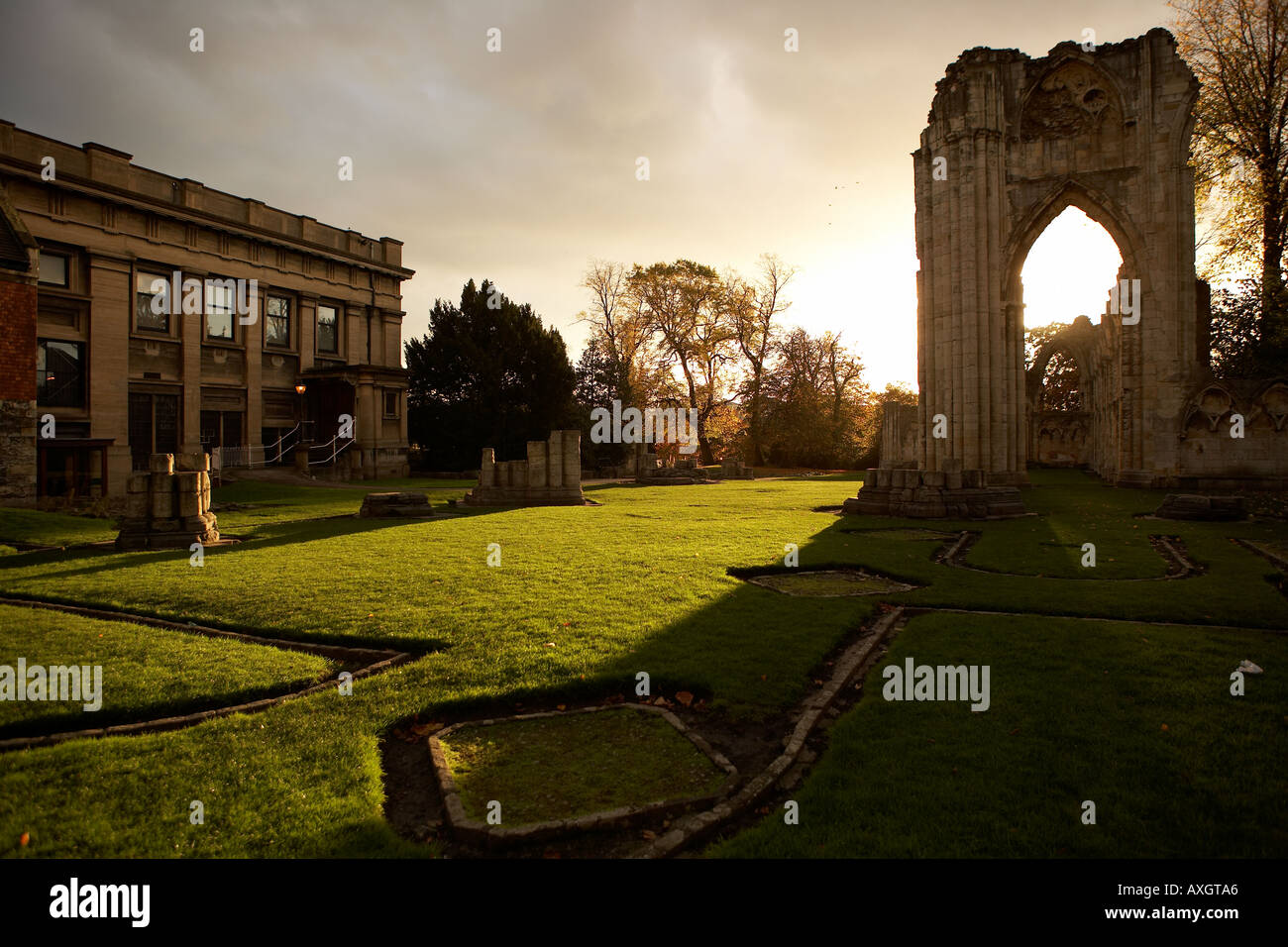 St Mary s Abtei im späten Herbstes Sonnenlicht Museum Gärten York Stockfoto