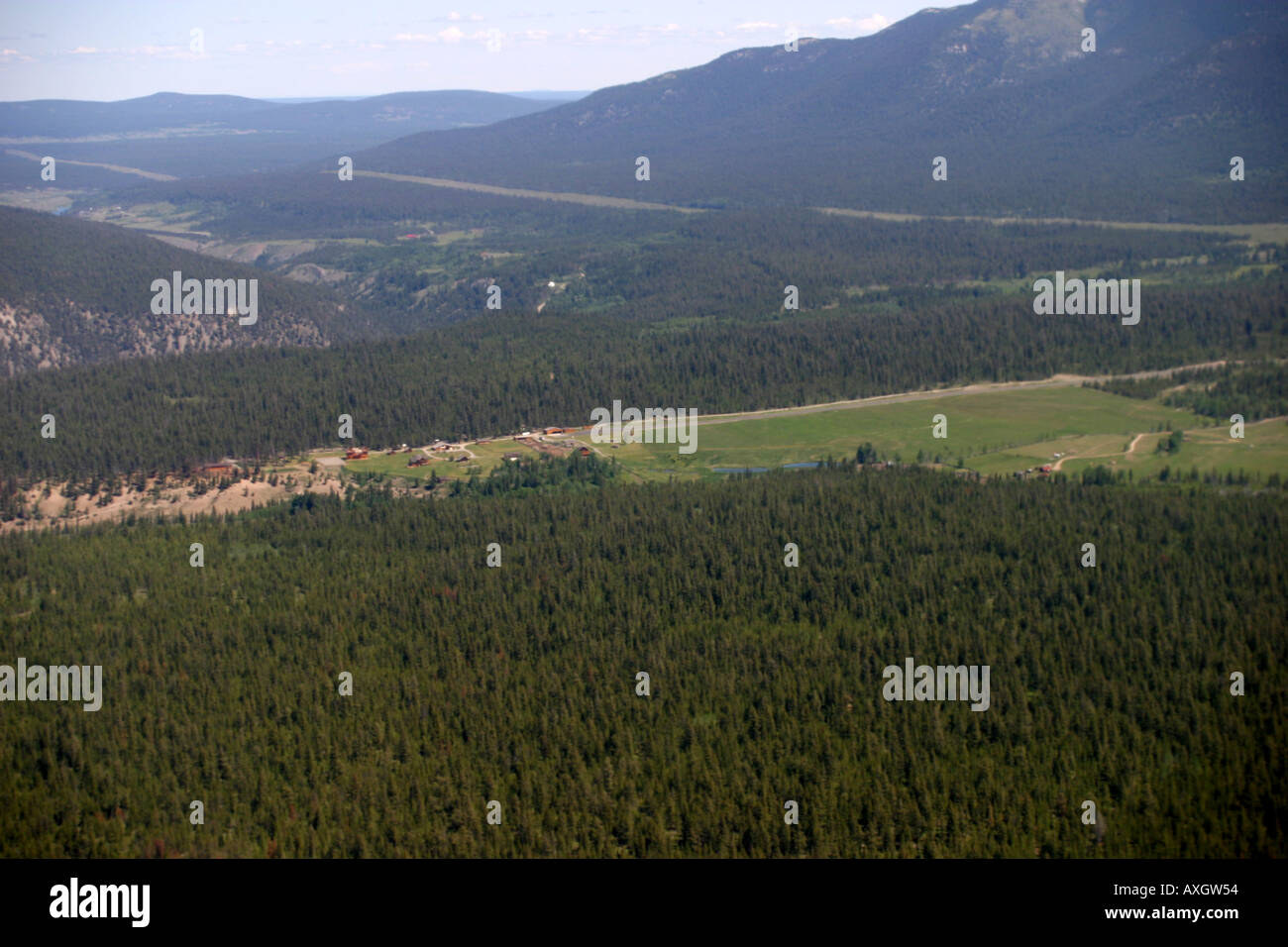 Luftaufnahme von einer Ranch, umgeben von Wald in British Columbia, Kanada Stockfoto