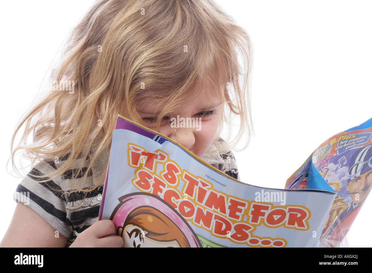Junges Mädchen lesen Magazin. Model Released Stockfoto