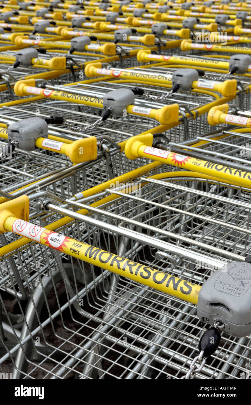 Linie von Morrisons Supermarkt trolleys Stockfoto