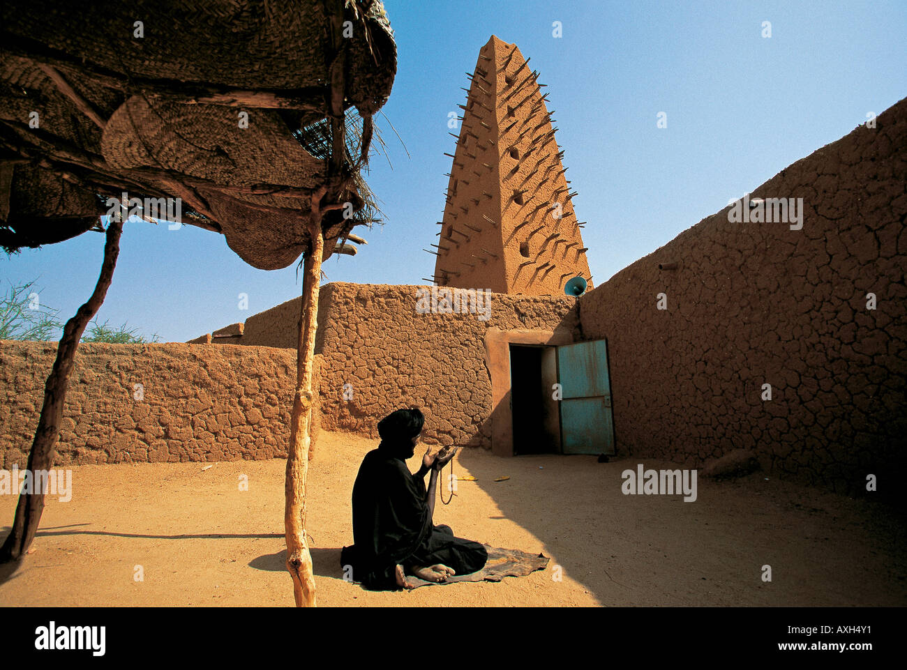 Große Moschee von Agadez. Es ist geschlossen, außer Freitag beten. Wache der Moschee beten selbst, Niger. Stockfoto