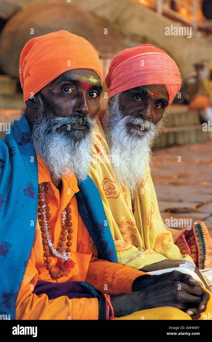 Hindu-Pilger warten auf den Sonnenaufgang für religiöse Baderitual entlang Ganges Varanasi Indien Stockfoto