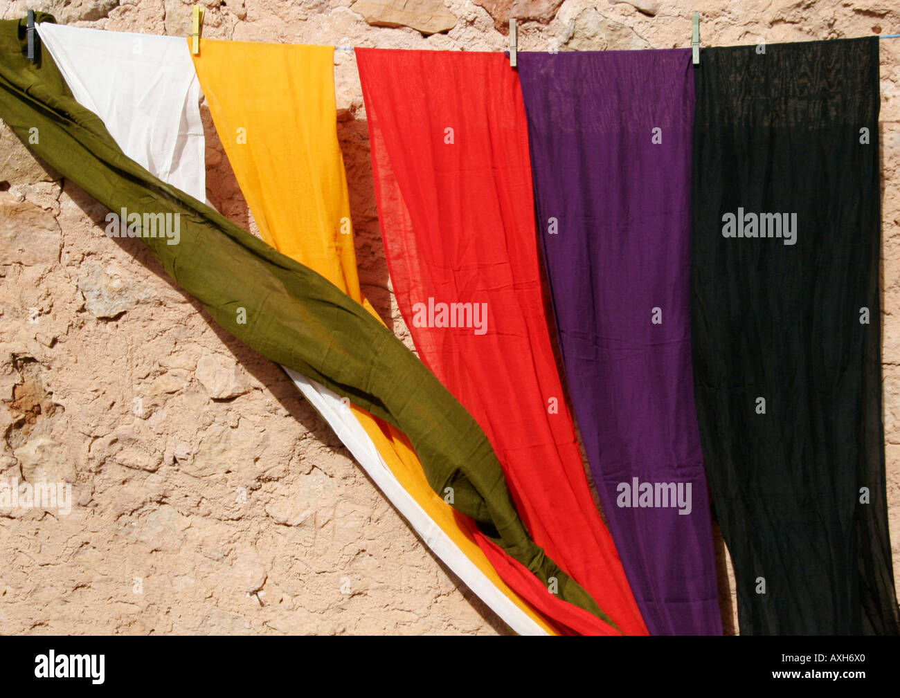 Farbenpracht der Stoff hängen und warten auf Kauf, Chebika, Tunesien. Stockfoto
