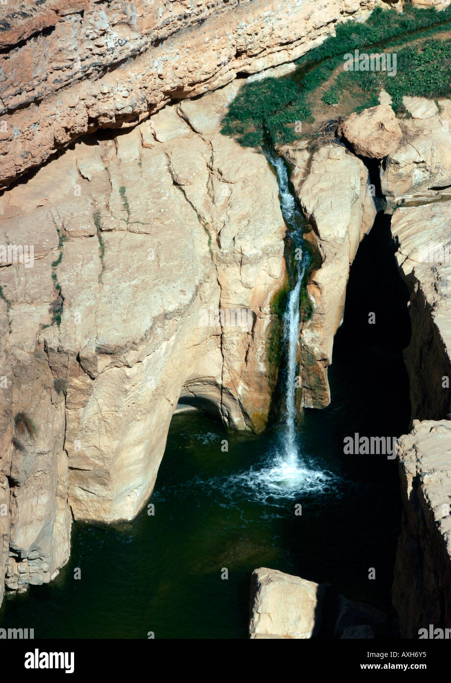 Bäche fallen von den Hügeln und Bergen von Chebika, Tunesien. Stockfoto