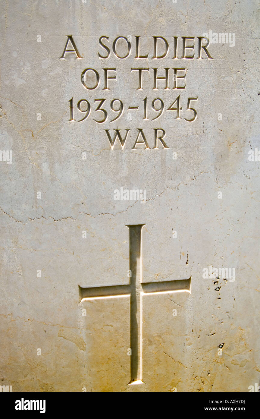 Grabstein lesen '' ein Soldat des Krieges 1939-1945"auf dem Friedhof der Alliierten Streitkräfte in Suda Bay, Kreta, Griechenland. Stockfoto