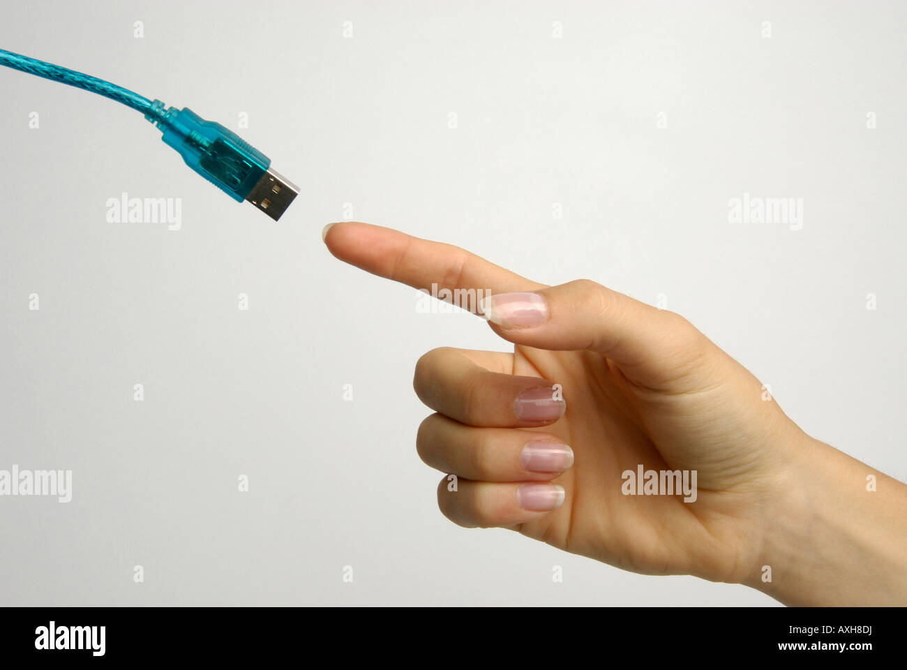 USB-Stecker und finger Stockfoto