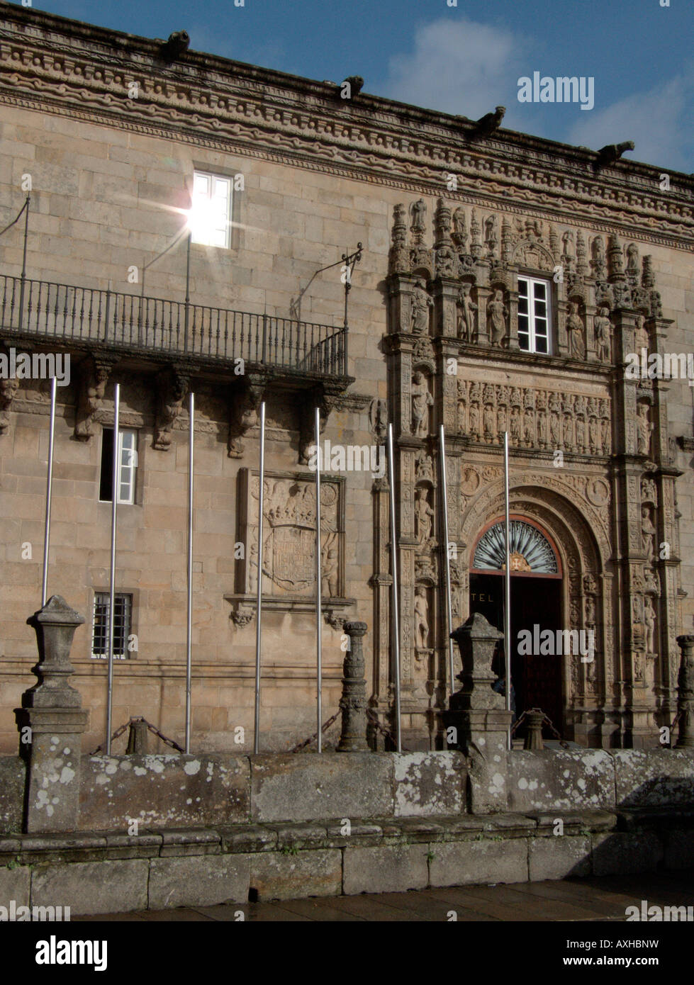 Hauptfassade des "Hostal de Los Reyes Católicos". Obradoiro Platz. Santiago De Compostela. Galizien. Spanien Stockfoto