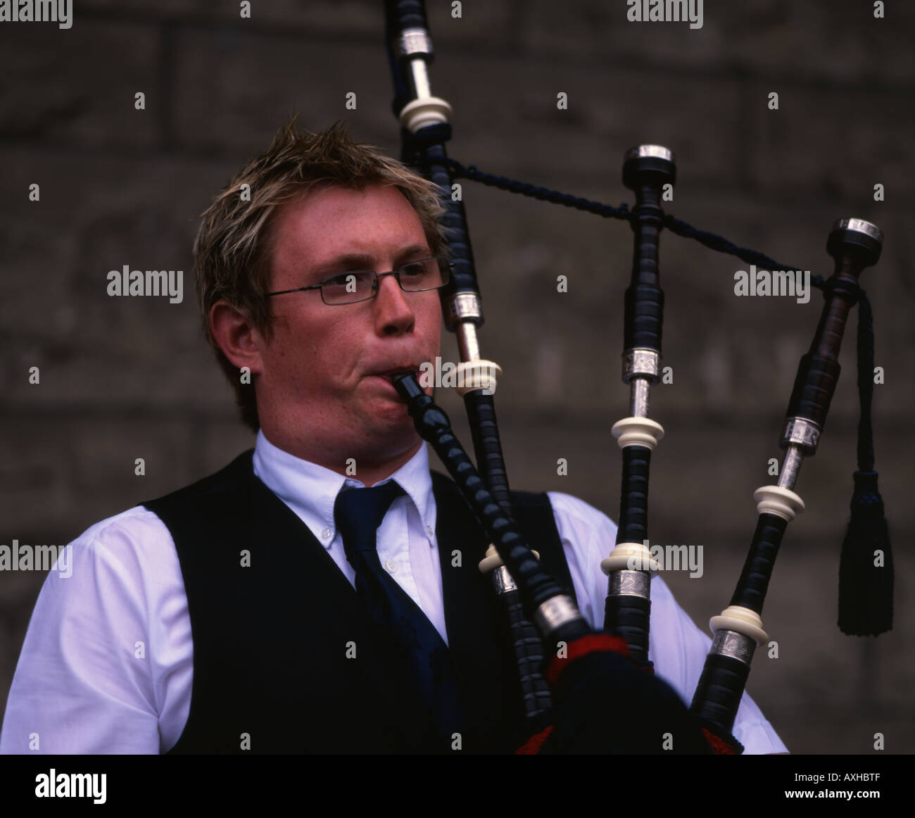 Scottish Piper spielen auf der Straße beim Edinburgh Festival, Schottland Stockfoto