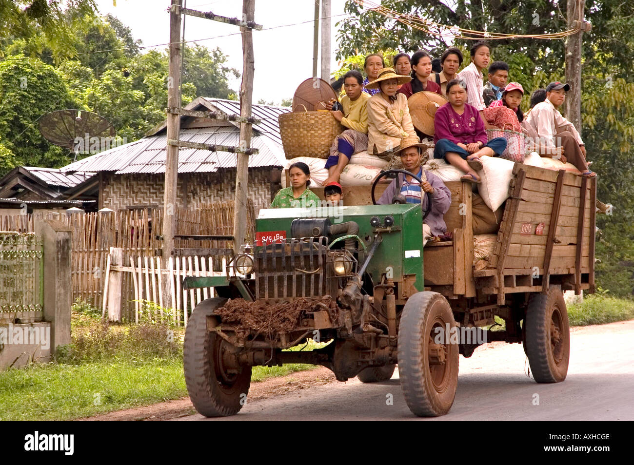 Stock Foto von einem LKW beladen mit Säcke mit Reis und Arbeiter in Hsipaw in Myanmar 2006 Stockfoto