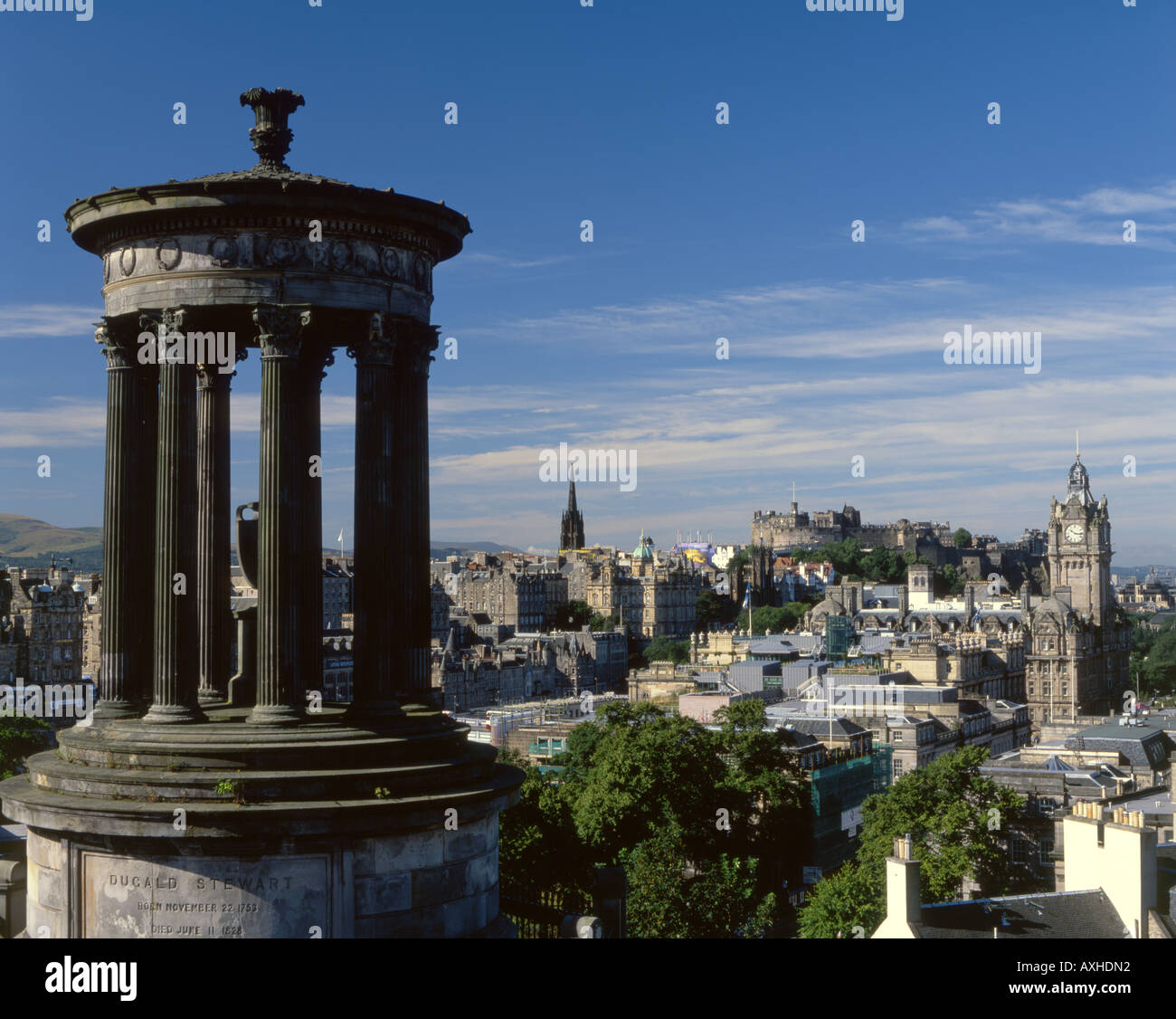 Dugald Stewart Monument befindet sich oben auf Calton Hill, Edinburgh, mit Blick auf die Stadt und das Schloss. Stockfoto
