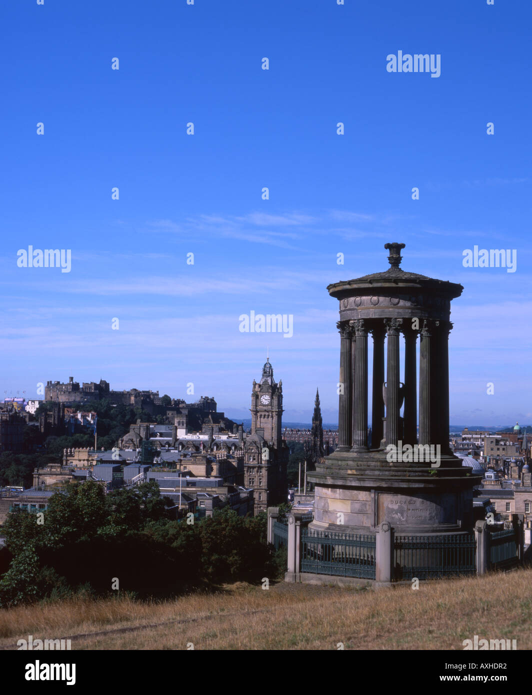 Dugald Stewart Monument befindet sich oben auf Calton Hill, Edinburgh, mit Blick auf die Stadt und das Schloss. Stockfoto