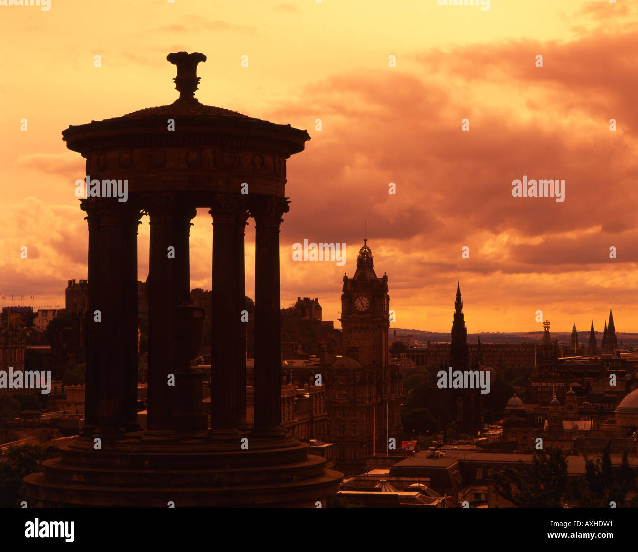 Dugald Stewart Monument befindet sich oben auf Calton Hill, Edinburgh, mit Blick auf die Stadt und das Schloss. Stockfoto