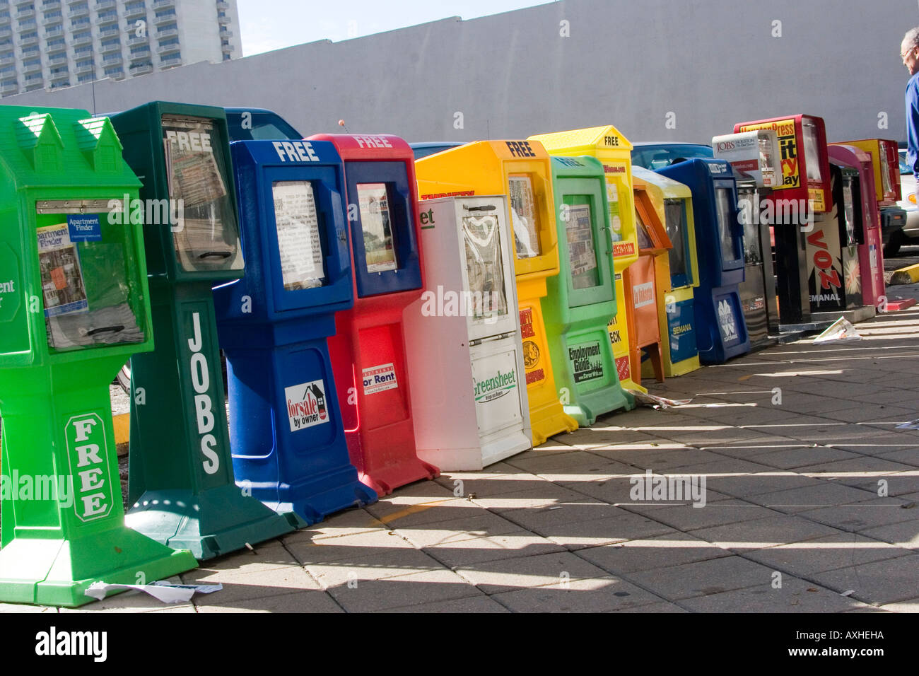 Line-up bunte kostenlose Zeitung und Zeitschrift Dispenser in Houston Texas Texas USA Stockfoto