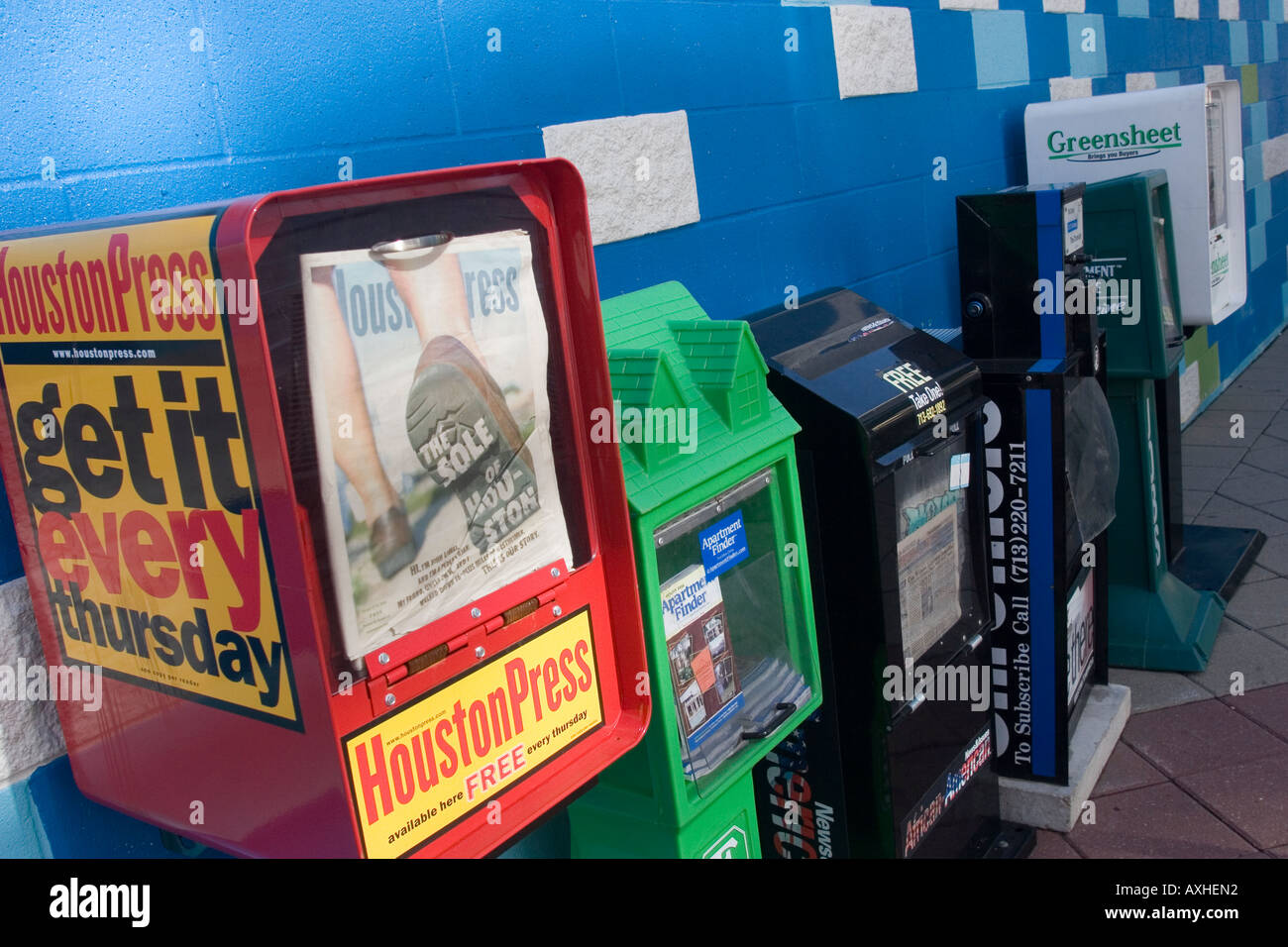 Line-up von bunten Gratiszeitung & Magazin Spender in Houston Texas USA Stockfoto