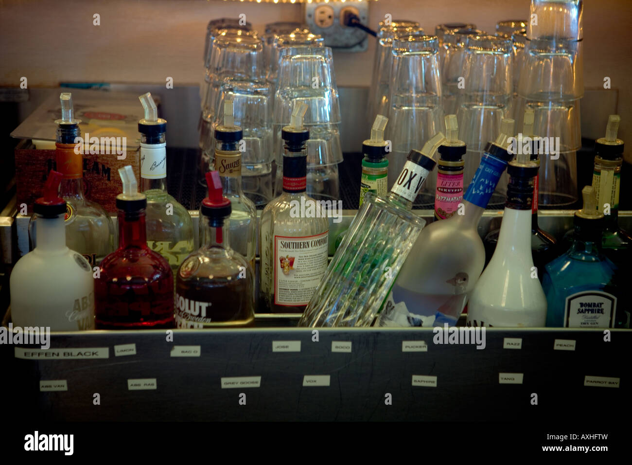 Alcoholica für Longdrinks und Cocktails in einer bar Stockfoto