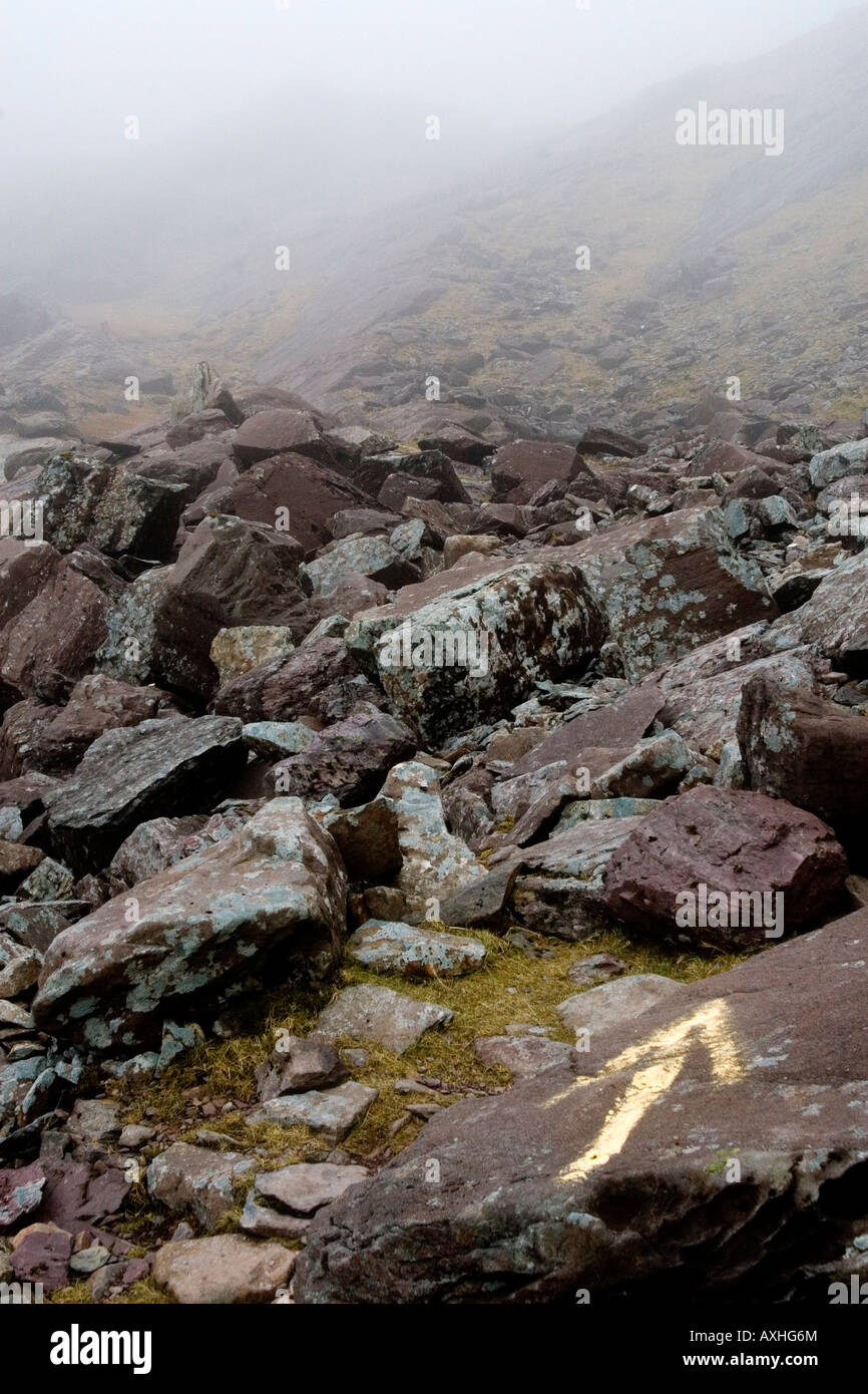 Ein Pfeil zeigt die Vorfahrt auf Mount Brandon auf der Dingle Halbinsel, westlichen Irland. Stockfoto