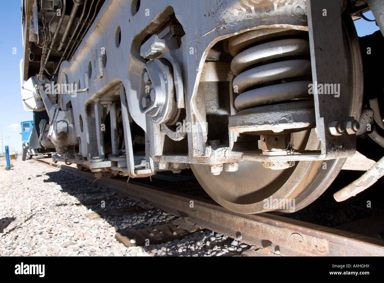 Ein Zug verfolgen und Rad geben große Perspektive auf die Größe und Macht des Schienenverkehrs zu trainieren Stockfoto