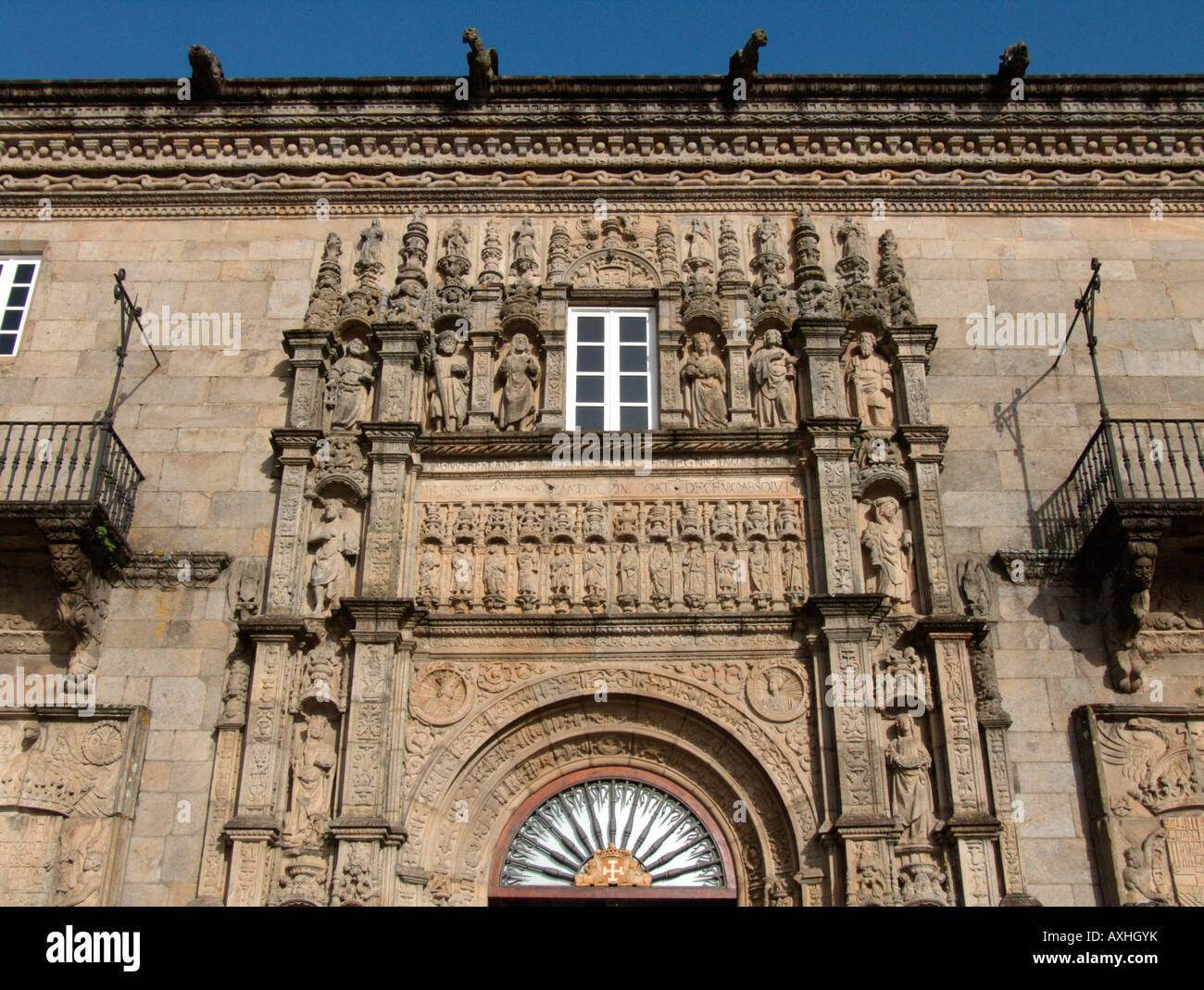 Hauptfassade des "Hostal de Los Reyes Católicos". Obradoiro Platz. Santiago De Compostela. Galizien. Spanien Stockfoto