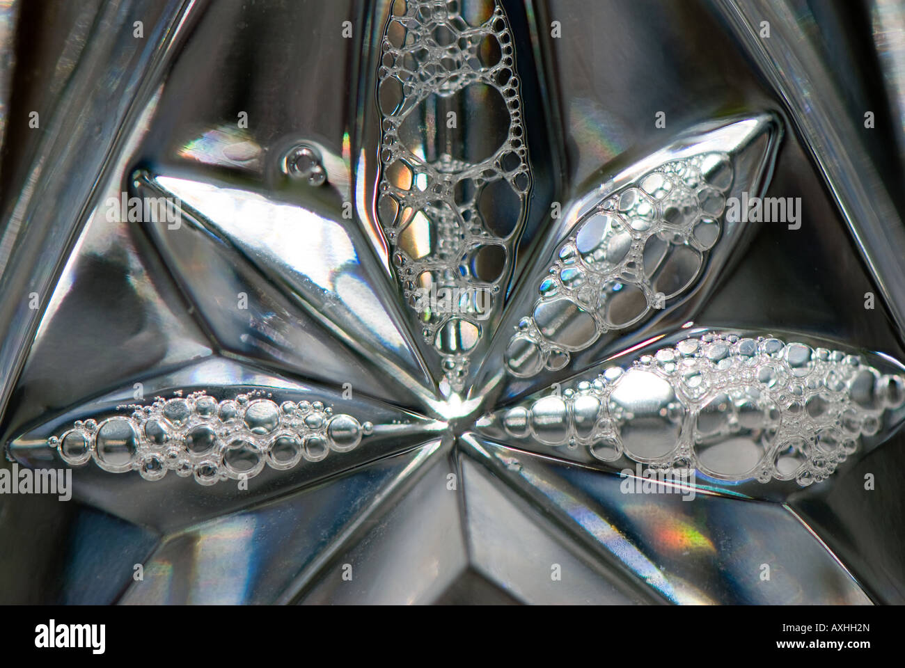 Nahaufnahme von geschliffenem Glas mit dunklen Reflexion Stockfoto