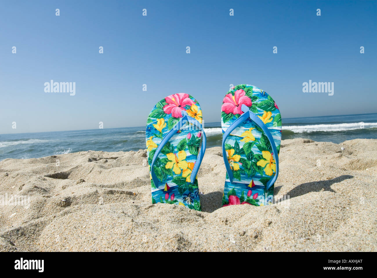 Ein paar Flip flops, die durch eine Beachgoer in den Sand stecken Stockfoto