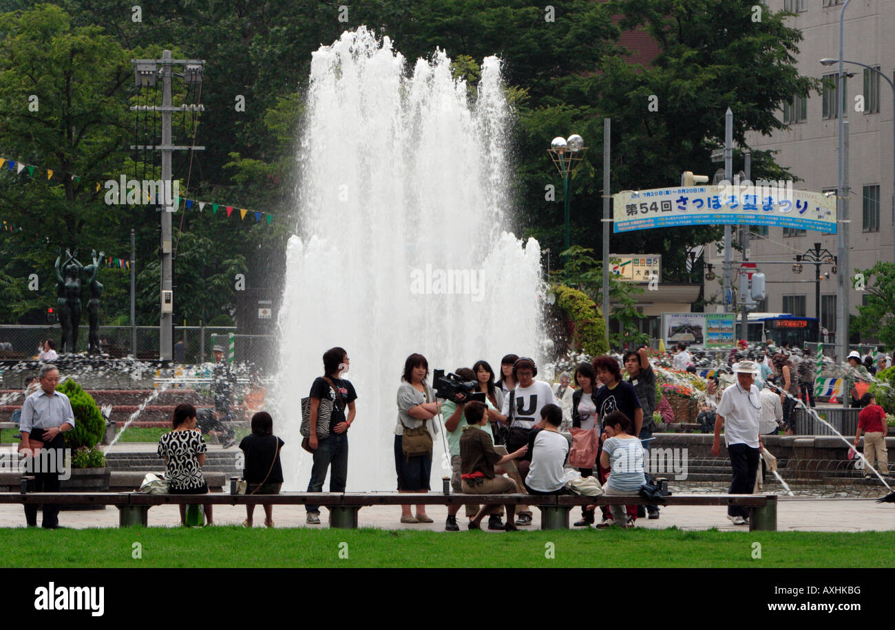 TV-Nachrichten-Crew im Odori Park Sapporo Japan Stockfoto