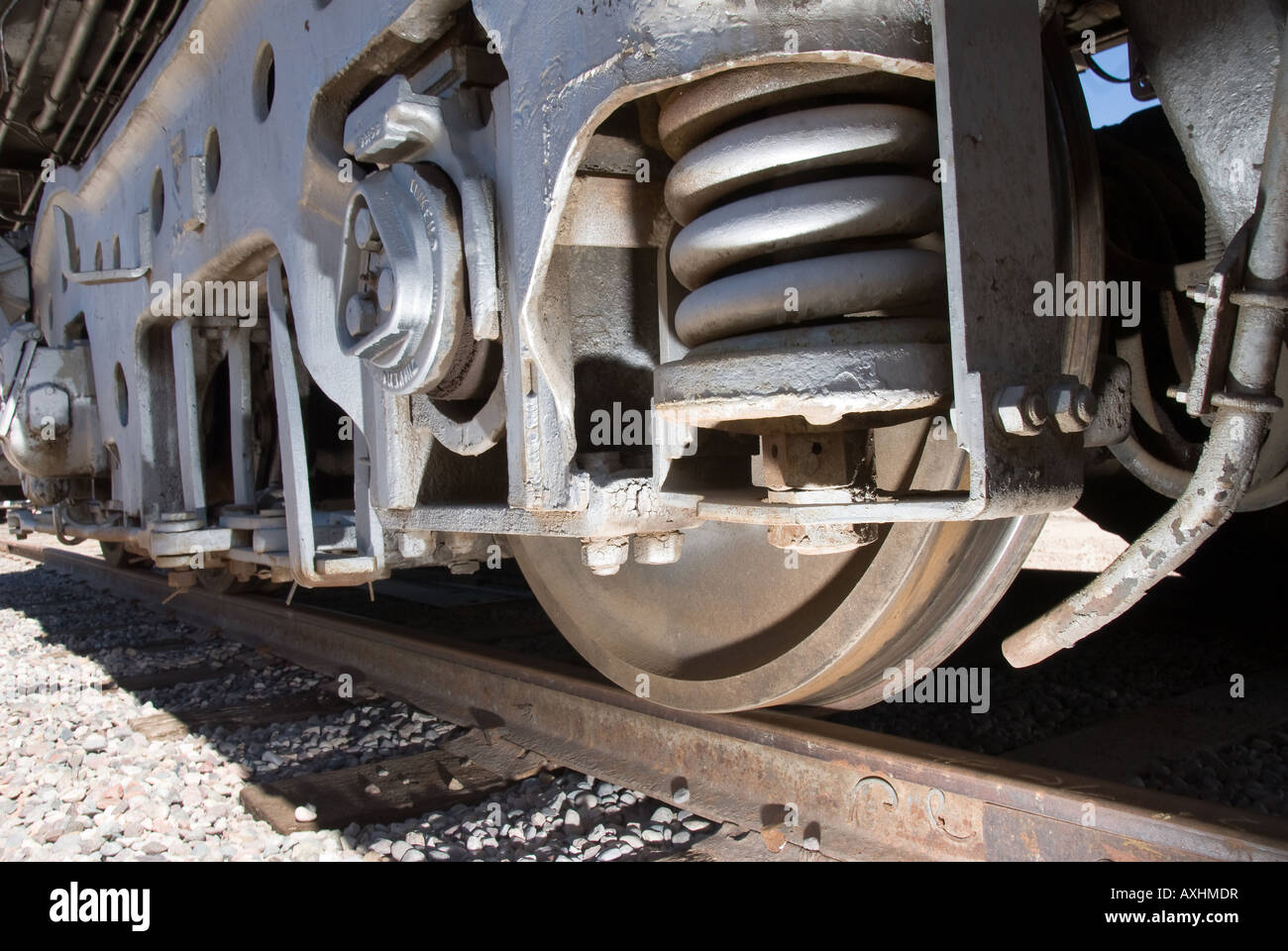 Ein Zug verfolgen und Rad geben große Perspektive auf die Größe und Macht des Schienenverkehrs zu trainieren Stockfoto