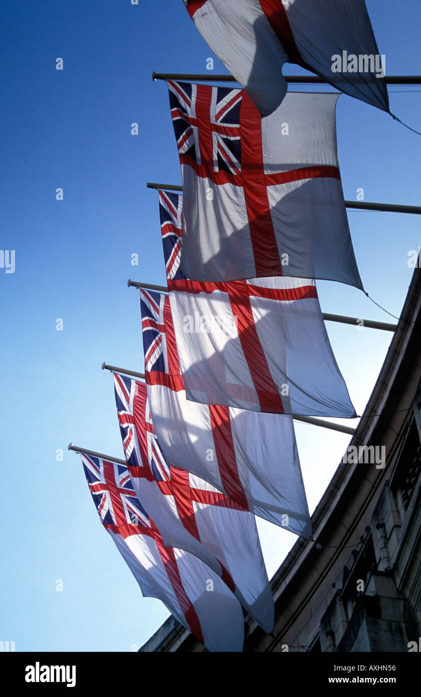 Reihe von englischen Flaggen (Str. Georges Kreuz mit dem Union Jack) auf Admiralty Arch Stockfoto