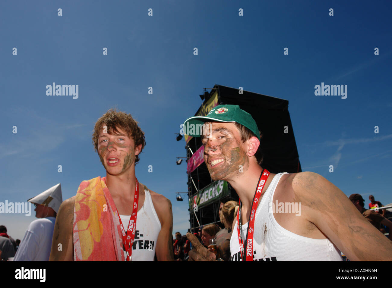 zwei junge Mann mit Schlamm in ihrem Gesicht auf einem Festival namens Southside Neuhausen Ob Eck Deutschland Stockfoto