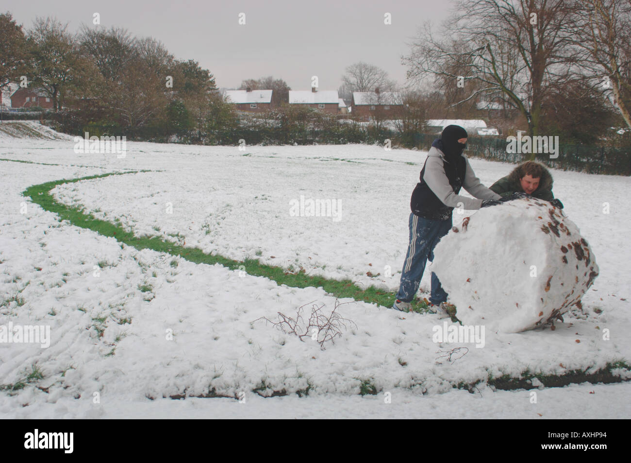 Teenager Jungs einen riesigen Schneeball Rollen Stockfotografie - Alamy