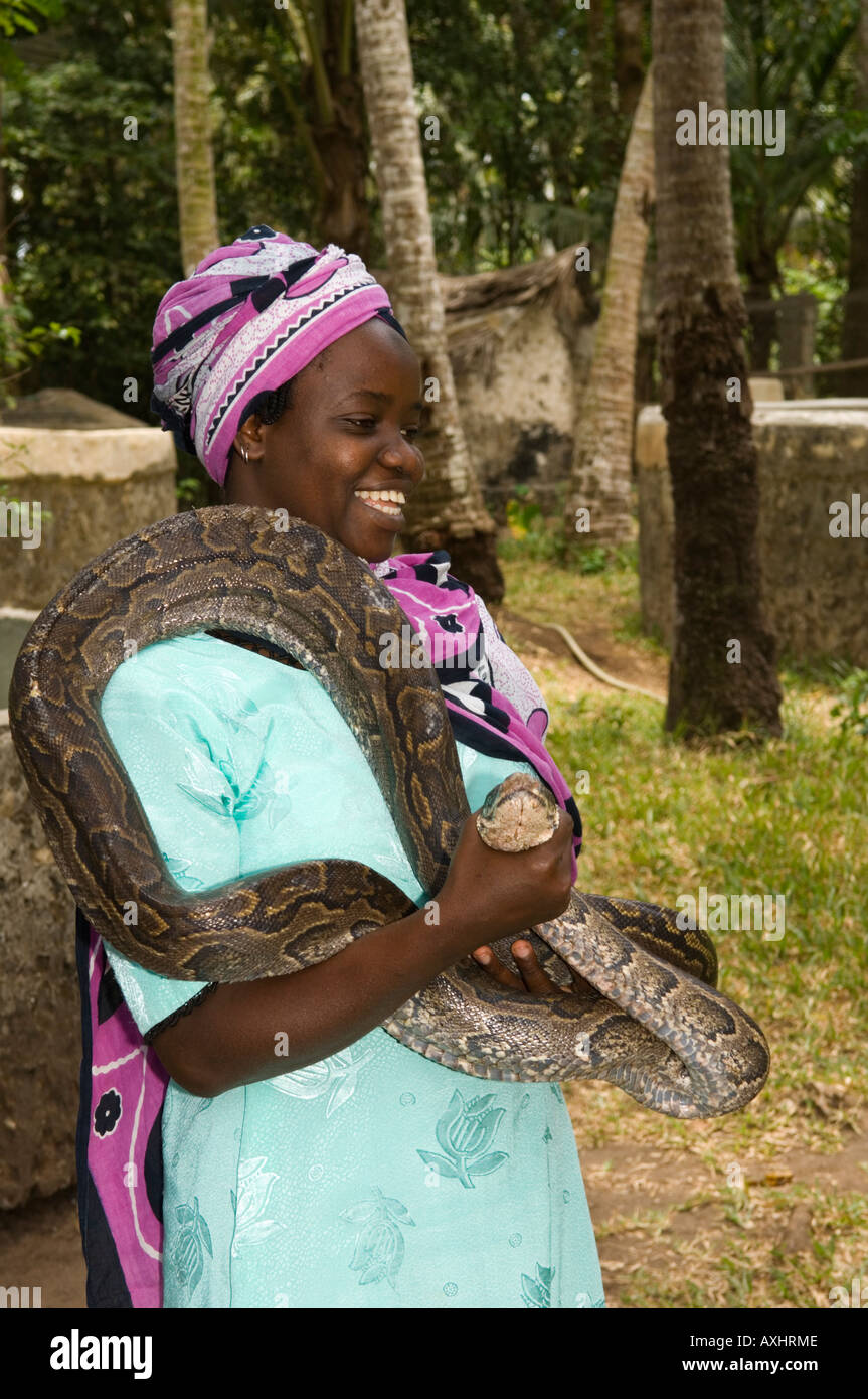 Tansania Sansibar Zala Park Jozani Forest Swahili Mädchen hält ein Southern African Rock Python Python Natalensis Stockfoto