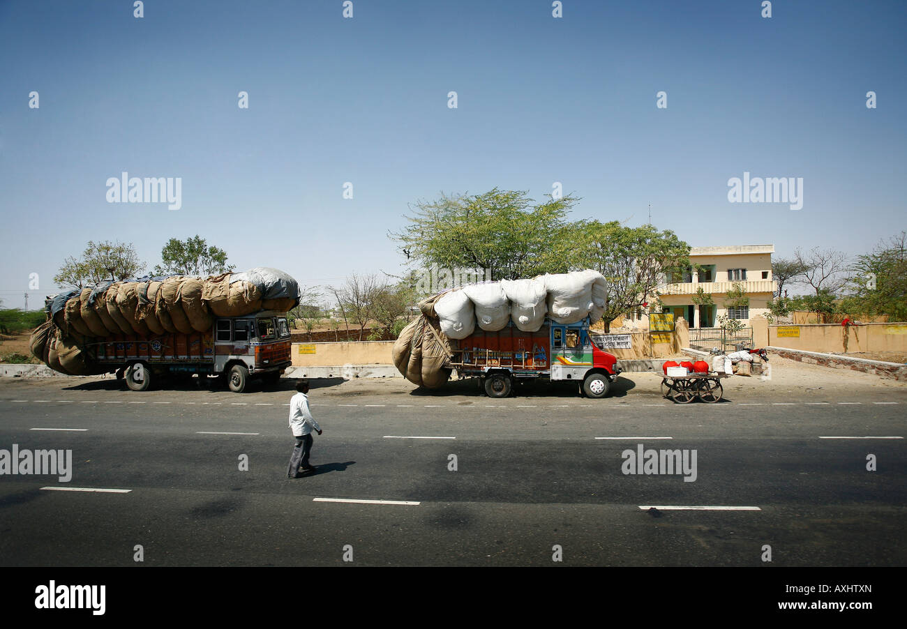 Überladene Tata LKWs auf der Straße zwischen Agra und Jaipur Indien. Bild von James Boardman Stockfoto