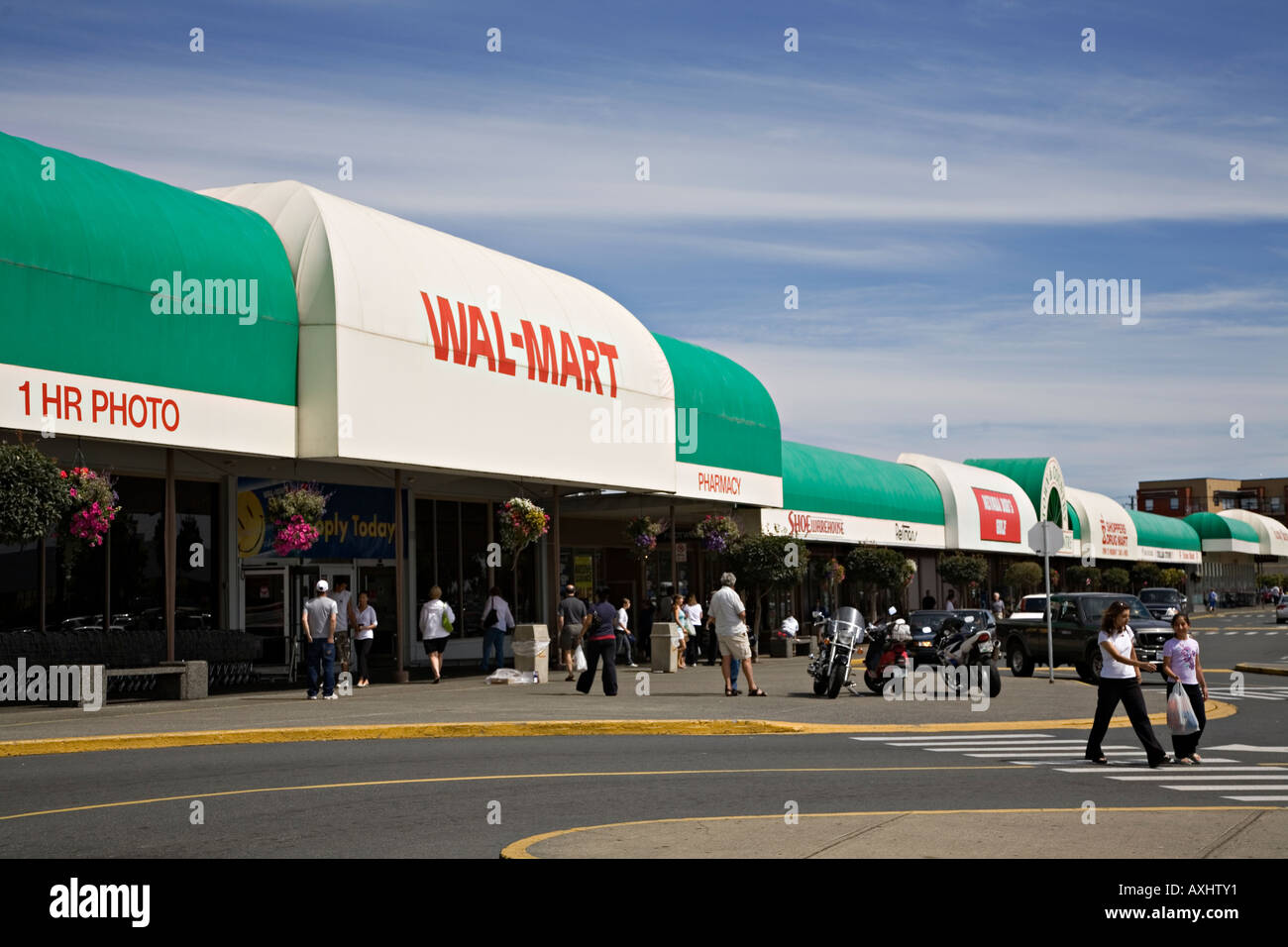 Menschen vor Eingang zu Wal-Mart-Victoria-Kanada Stockfoto