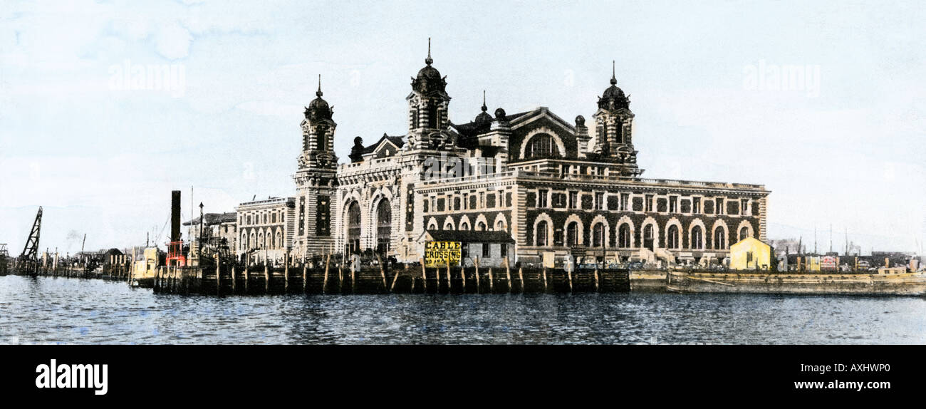 Ellis Island Gebäude aus der Bucht im Hafen von New York 1901. Hand - farbige Raster eines Fotos Stockfoto