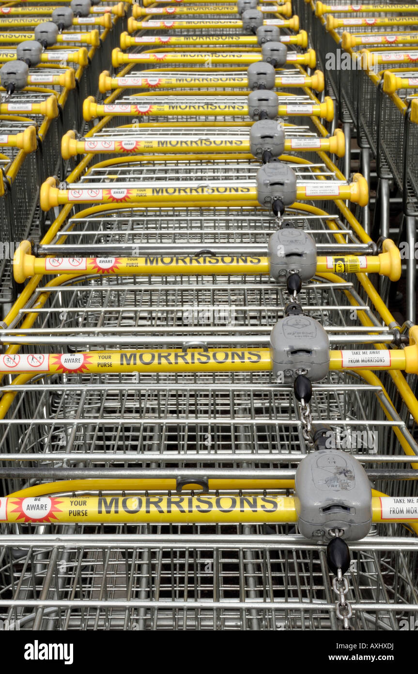Linie von Morrisons Supermarkt trolleys Stockfoto