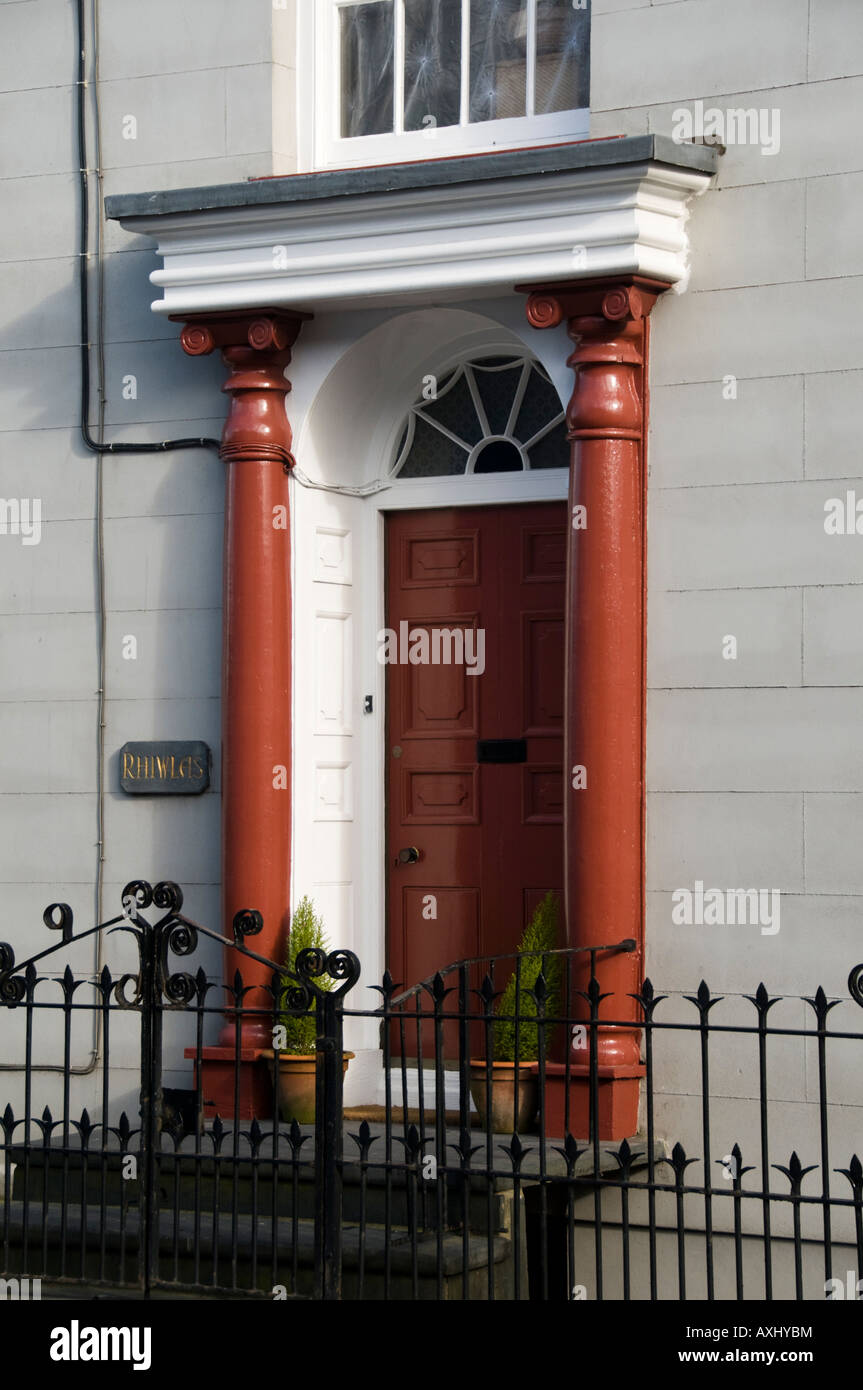 Späten georgischen Ära Haus mit rot lackierten Säulen Doorcase Llanon Dorf Ceredigion Wales UK Stockfoto
