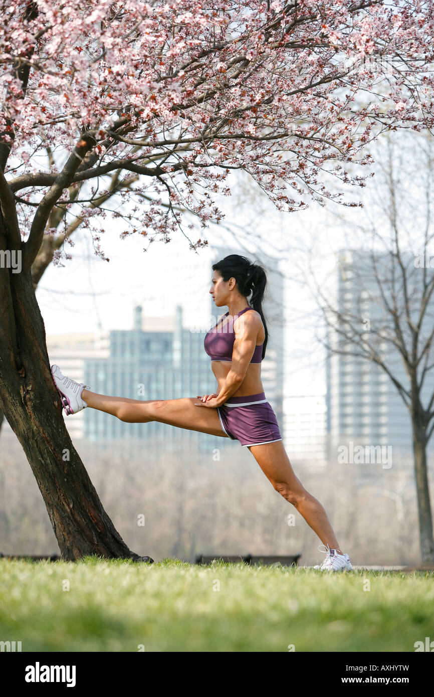 Frau Sportlich Alter 45 Stretching im Freien, Kirschblüten, Georgetown, Washington, District of Columbia, USA, Herr -3-26 -08-1 Stockfoto