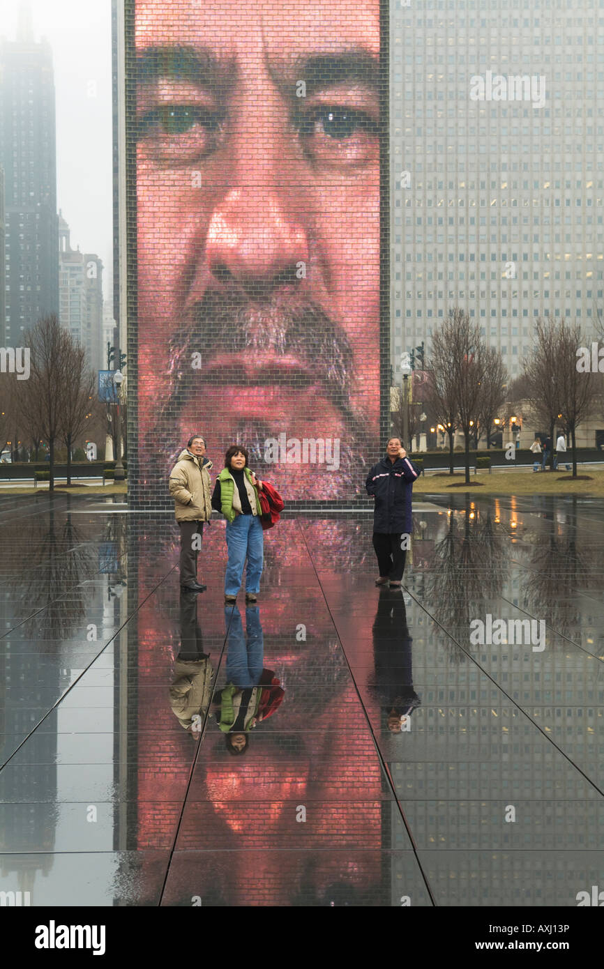 ILLINOIS-Chicago Crown Fountain im Millennium Park nebligen und regnerischen Tag Gesicht auf Videoleinwand Reflexion Besuchern beliebte Website Stockfoto