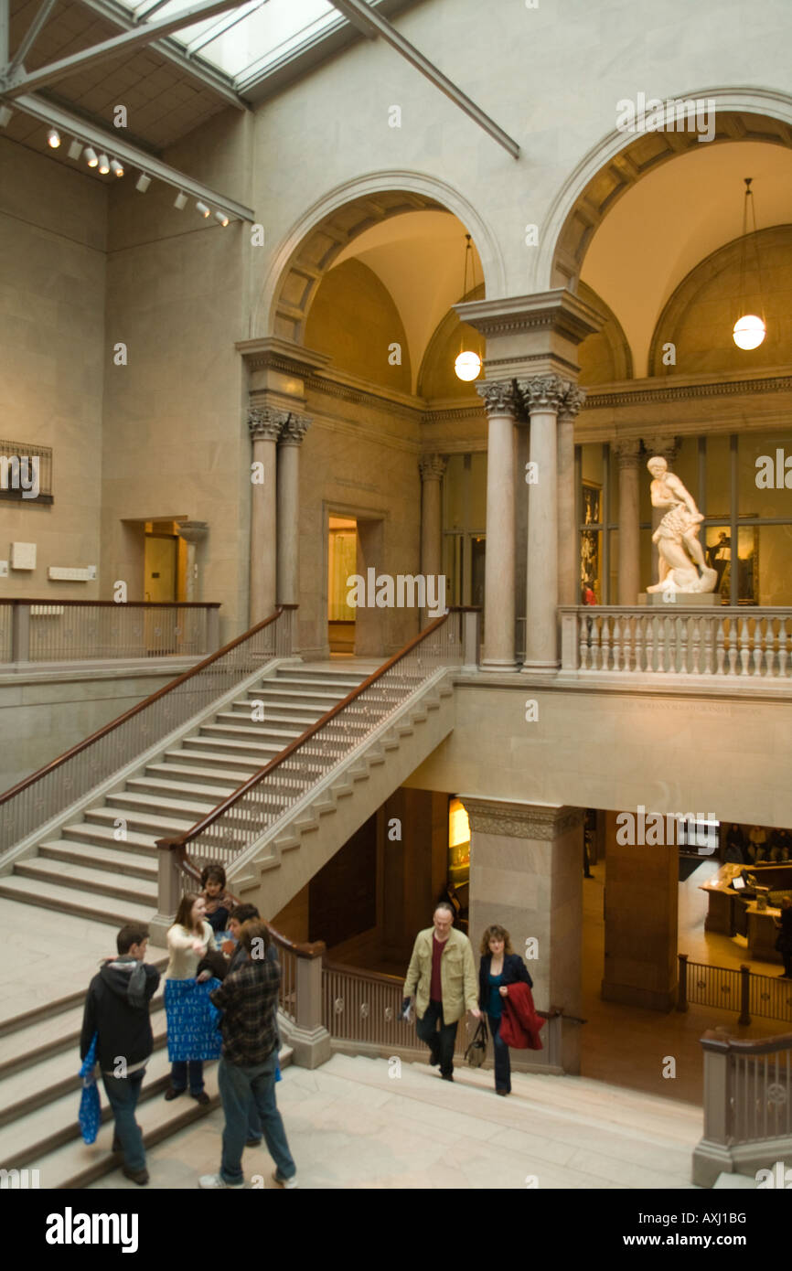 ILLINOIS-Chicago-Skulptur auf Treppe Landung Innere des Art Institute of Chicago Menschen Treppensteigen Stockfoto