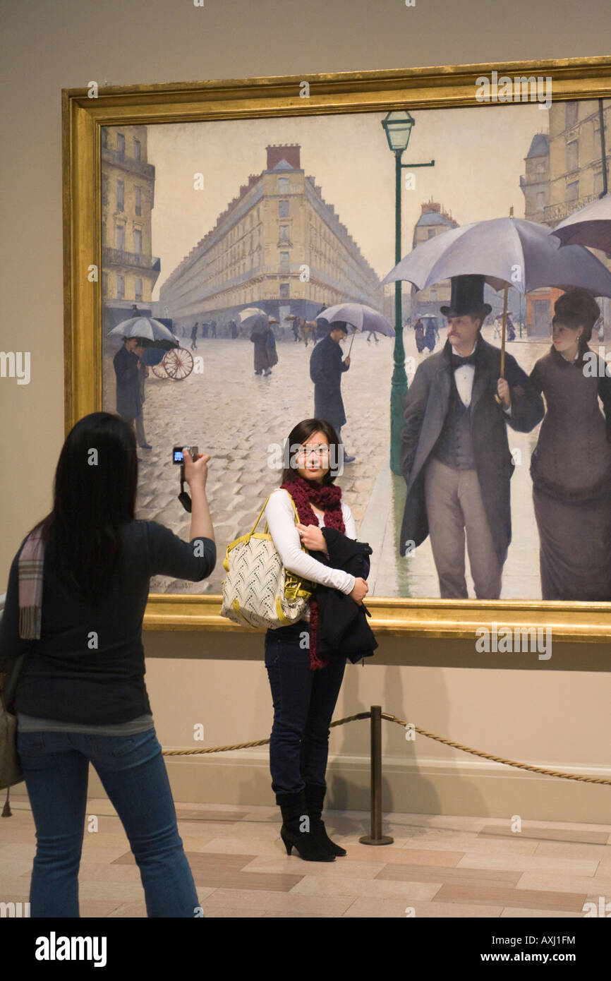 ILLINOIS Chicago Asiatin wird fotografiert Gustave Caillebotte impressionistischen Malerei Kunst Institut Paris Straße regnerischen Tag Stockfoto