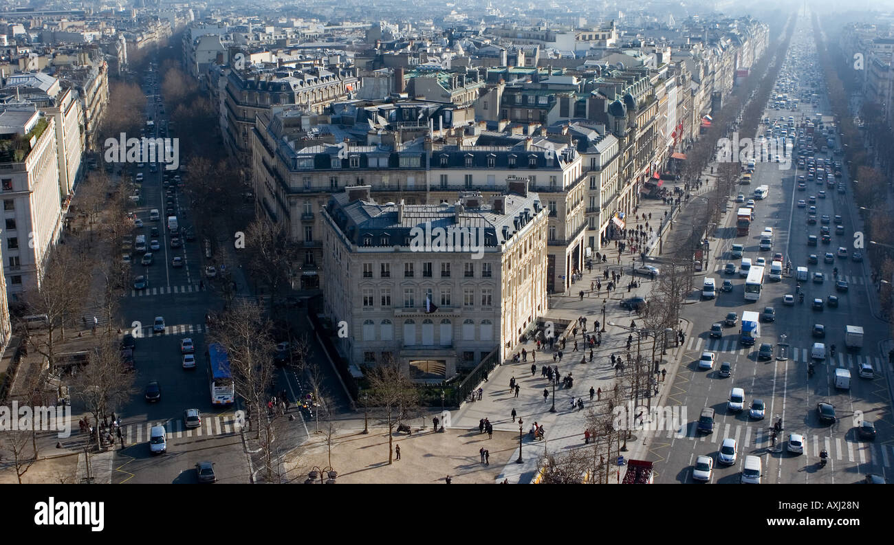 Ansicht von oben auf Arc de Triomphe, der Avenue des Champs-Élysées & Avenue de Friedland zum Boulevard Haussmann, Paris, Frankreich Stockfoto