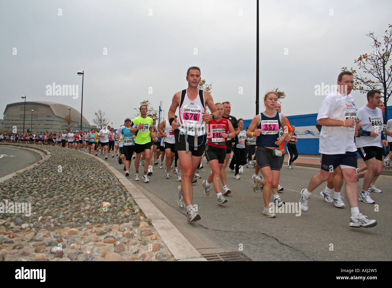 Läufer in Cardiff Marathon Rückseite des Wales Millennium Centre Cardiff Bay South Wales Stockfoto