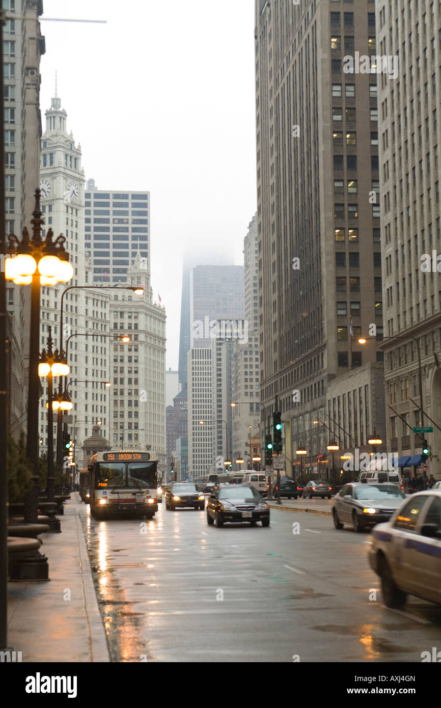 Chicago ILLINOIS Verkehr auf der Michigan Avenue auf bewölkt und neblig Tag launisch Szene nasse Bürgersteig Hancock Gebäude in Wolken Stockfoto