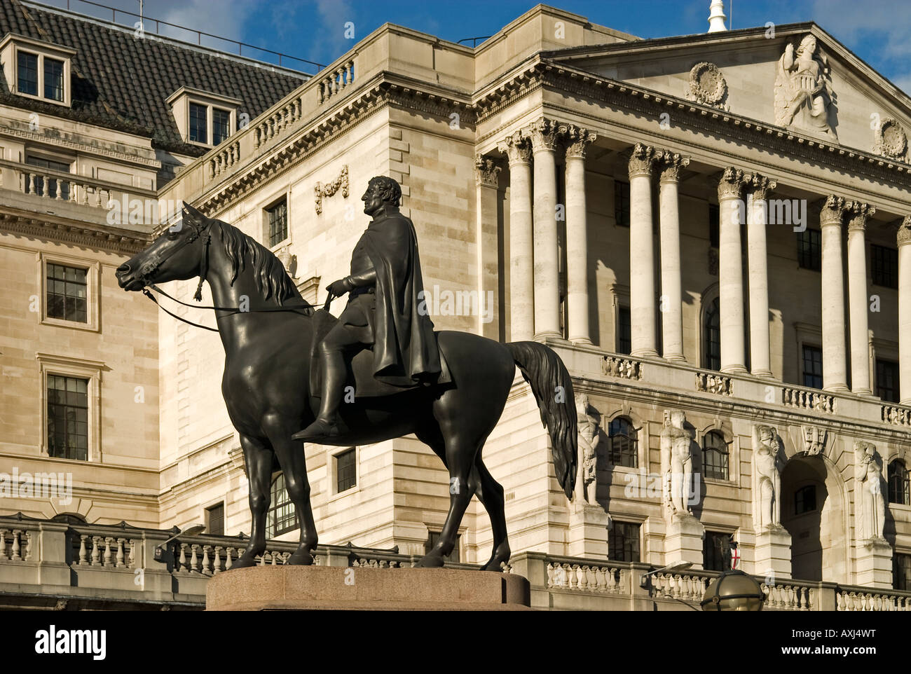 Threadneedle Street, London. Featuring die Bank Of England und Statue von Wellington auf Horsenack Stockfoto