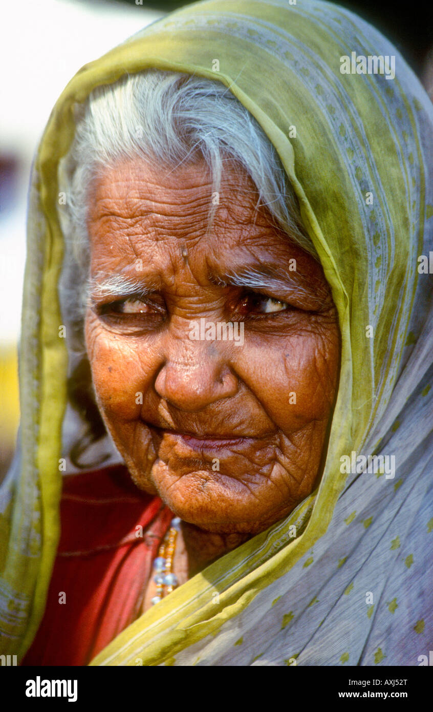 Alte indische Frau schmutzige Kopftuch Stockfoto